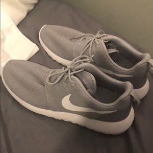 Gray Nike Roshe’s